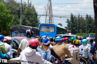 Người miền Tây đội nắng về TPHCM sau lễ