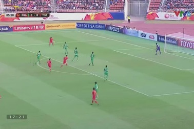 Suphanat sút bóng trúng cột dọc ở phút 6