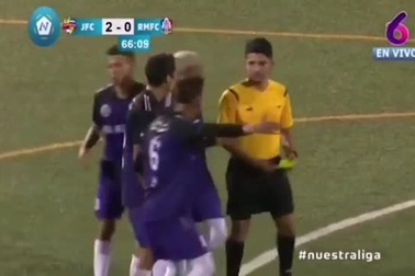 Cầu thủ bỏ trận đấu để phản ứng trọng tài