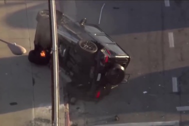 Xe Mercedes G-Wagon bị một chiếc Toyota Prius đâm lật khi đang chạy trốn