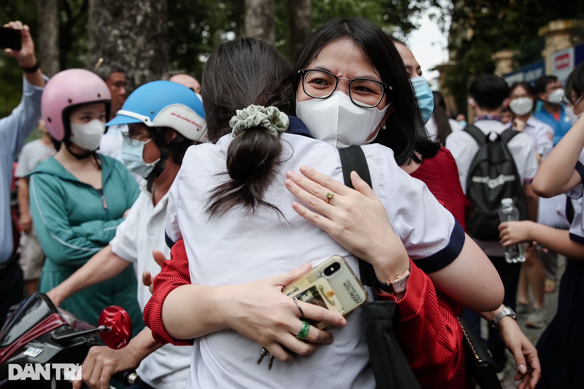 Thí sinh vỡ òa ở môn thi đầu tiên kỳ thi tuyển sinh lớp 10 tại TPHCM - 9