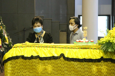 NSƯT Thanh Tú òa khóc trong lễ tang nhà biên kịch phim "Biệt động Sài Gòn"