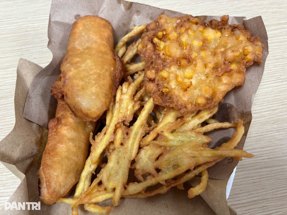 ហាងនំចេកដ៏ចម្រូងចម្រាសនៅទីក្រុងហាណូយ អតិថិជននៅតែរង់ចាំទោះបីជាមិនទាន់បើកក៏ដោយ - ៦ Quán bánh chuối gây tranh cãi ở Hà Nội, chưa tới giờ bán, khách vẫn cố chờ - 6