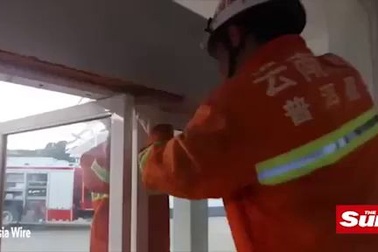 Video quá trình giải cứu bé gái 13 tuổi kẹt đầu giữa 2 cửa kính