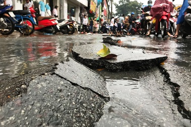Mưa xối xả làm biến dạng mặt đường, giao thông hỗn loạn!