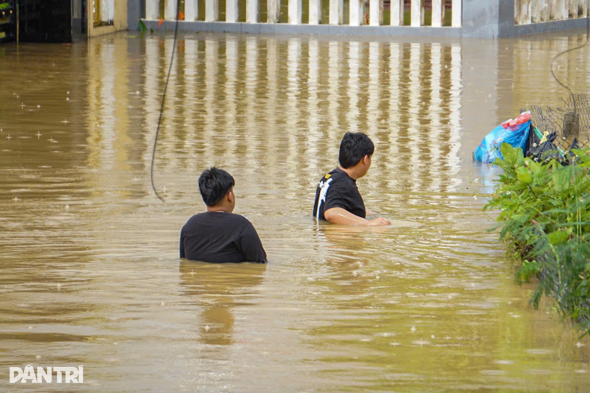 Lũ trên sông ở Đà Nẵng vẫn dâng cao, người dân lội nước ngang ngực về nhà - 10 Lũ trên sông ở Đà Nẵng vẫn dâng cao, người dân lội nước ngang ngực về nhà - 10