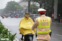 Hàng loạt sinh viên đi ngược chiều đường ở Hà Nội nói lý do "muộn giờ thi"