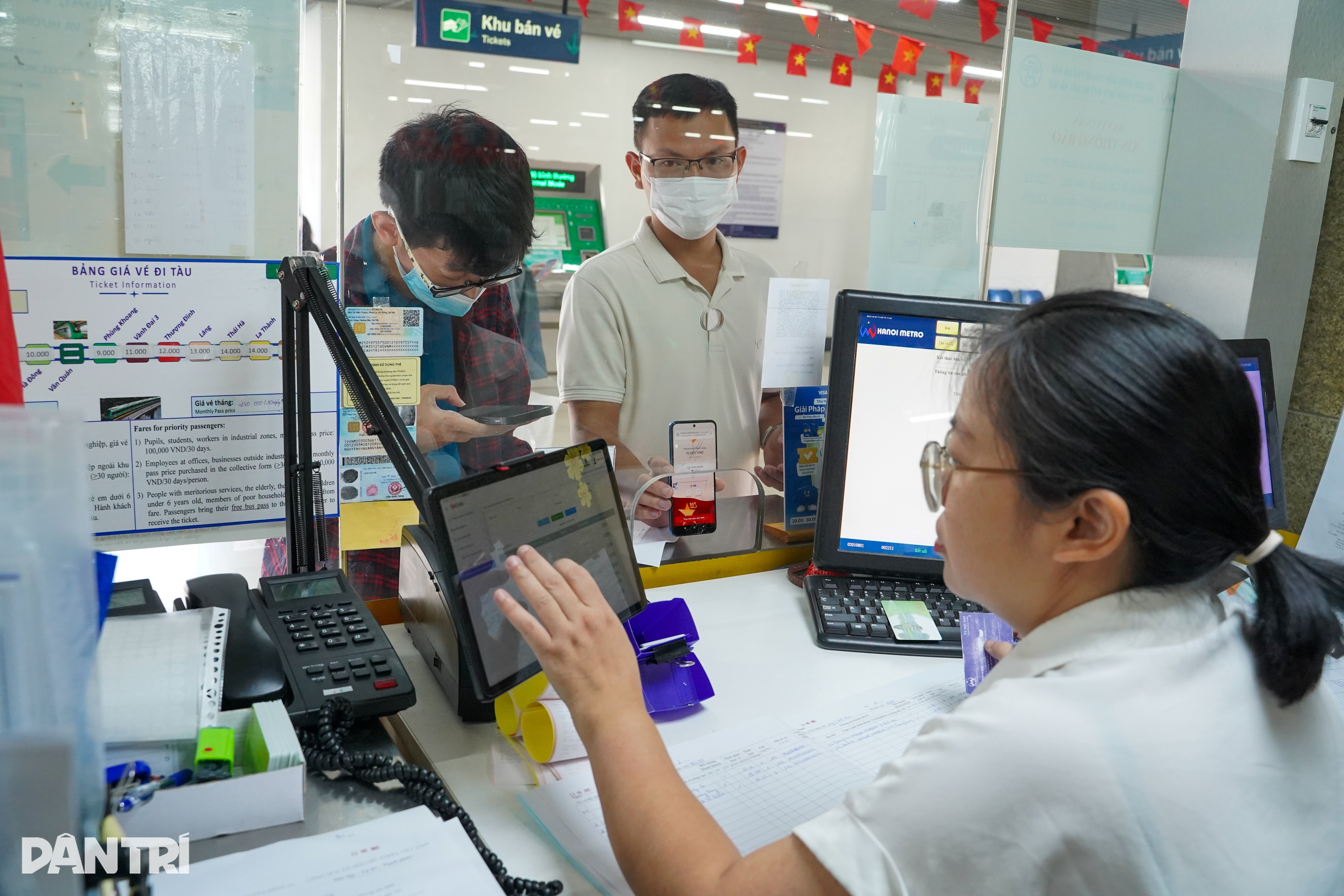 Người Hà Nội thích thú đi metro sinh trắc học một chạm đến mọi ga - 2