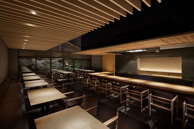 Khách sạn độc đáo với onsen trên mái giữa lòng Tokyo