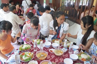 8.800 suất cơm miễn phí giúp sĩ tử và người nhà 