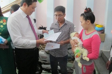 Giấy khai sinh được trao tận nhà mỗi trẻ mới chào đời