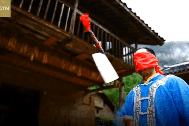 Thót tim xem cảnh dùng tay không tung hứng dao nhọn lên cao