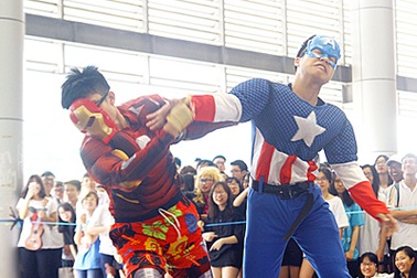 Xem teen Ams chế chuyện tình Đội trưởng Mỹ và Người Nhện đầy hài hước