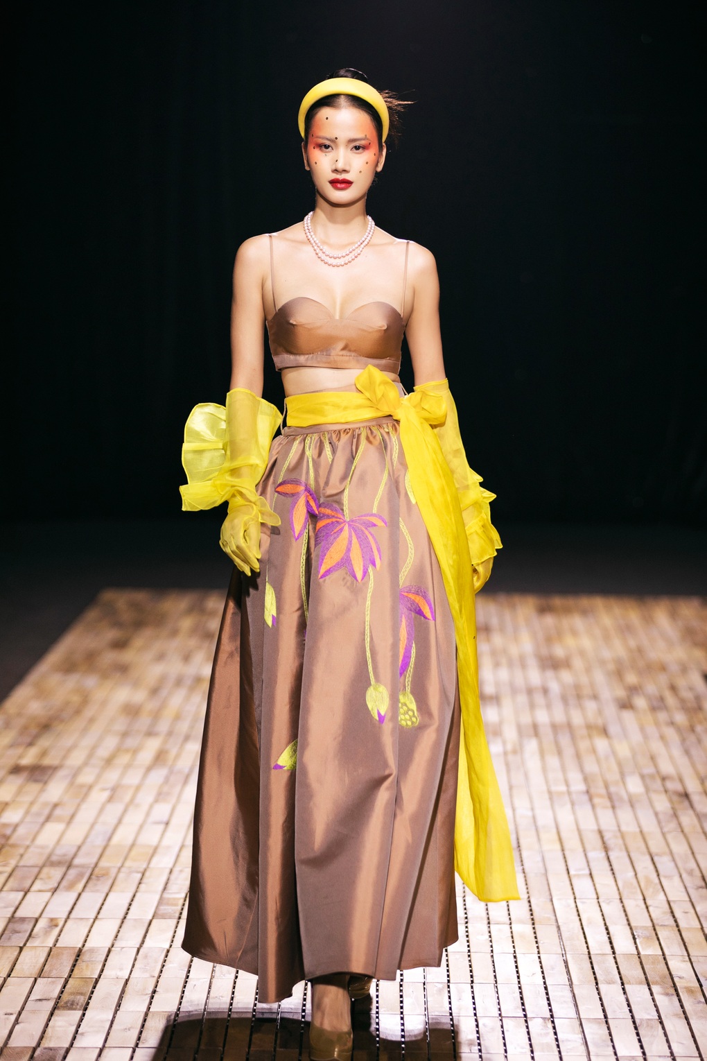 Búp bê sống Bé Quyên diện váy độc lạ, xuất hiện ấn tượng trên sàn catwalk - 8 Búp bê sống Bé Quyên diện váy độc lạ, xuất hiện ấn tượng trên sàn catwalk - 8
