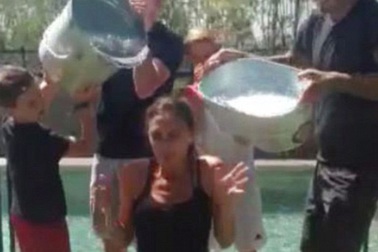 Clip: Victoria Beckham cũng "liều mình" tắm nước đá