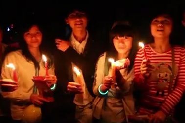 Clip giới trẻ Hà Thành hát tưng bừng dưới ánh nến