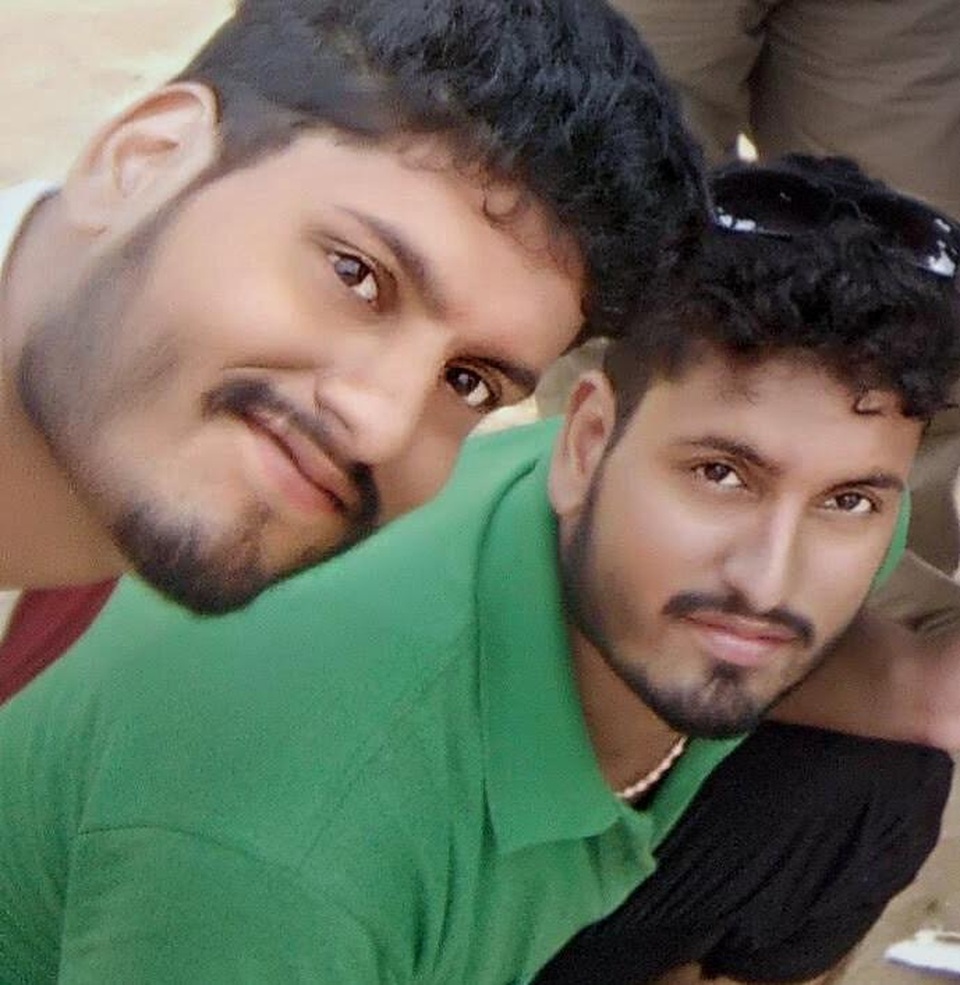 Hai anh em sinh đôi qua đời cách nhau một ngày vì Covid-19 - 1