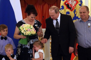 Tổng thống Putin bất lực trước bé gái khóc nhè