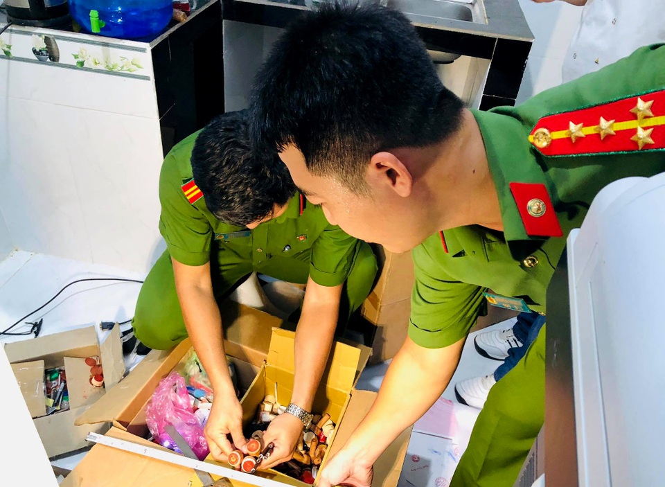 Bên trong xưởng làm giả giấy tờ, con dấu quy mô cực “khủng” ở phía Nam - 1 Bên trong xưởng làm giả giấy tờ, con dấu quy mô cực “khủng” ở phía Nam - 1