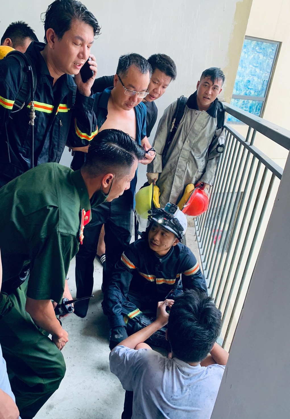 Lính cứu hỏa kể phút leo 20 tầng giải cứu nam sinh trong vụ cháy ở Hà Nội - 3 Lính cứu hỏa kể phút leo 20 tầng giải cứu nam sinh trong vụ cháy ở Hà Nội - 3