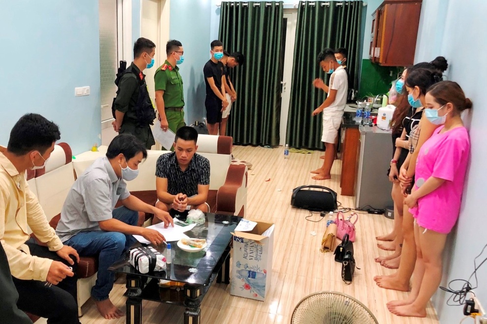 Nhiều nam nữ phê ma túy trong chung cư tại Huế - 1 Nhiều nam nữ phê ma túy trong chung cư tại Huế - 1