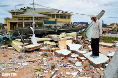 Cơn lốc xoáy kinh hoàng đi qua để lại cảnh tan hoang và nước mắt