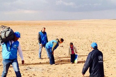 Cảm động câu chuyện bé 4 tuổi lang thang trên sa mạc tìm mẹ