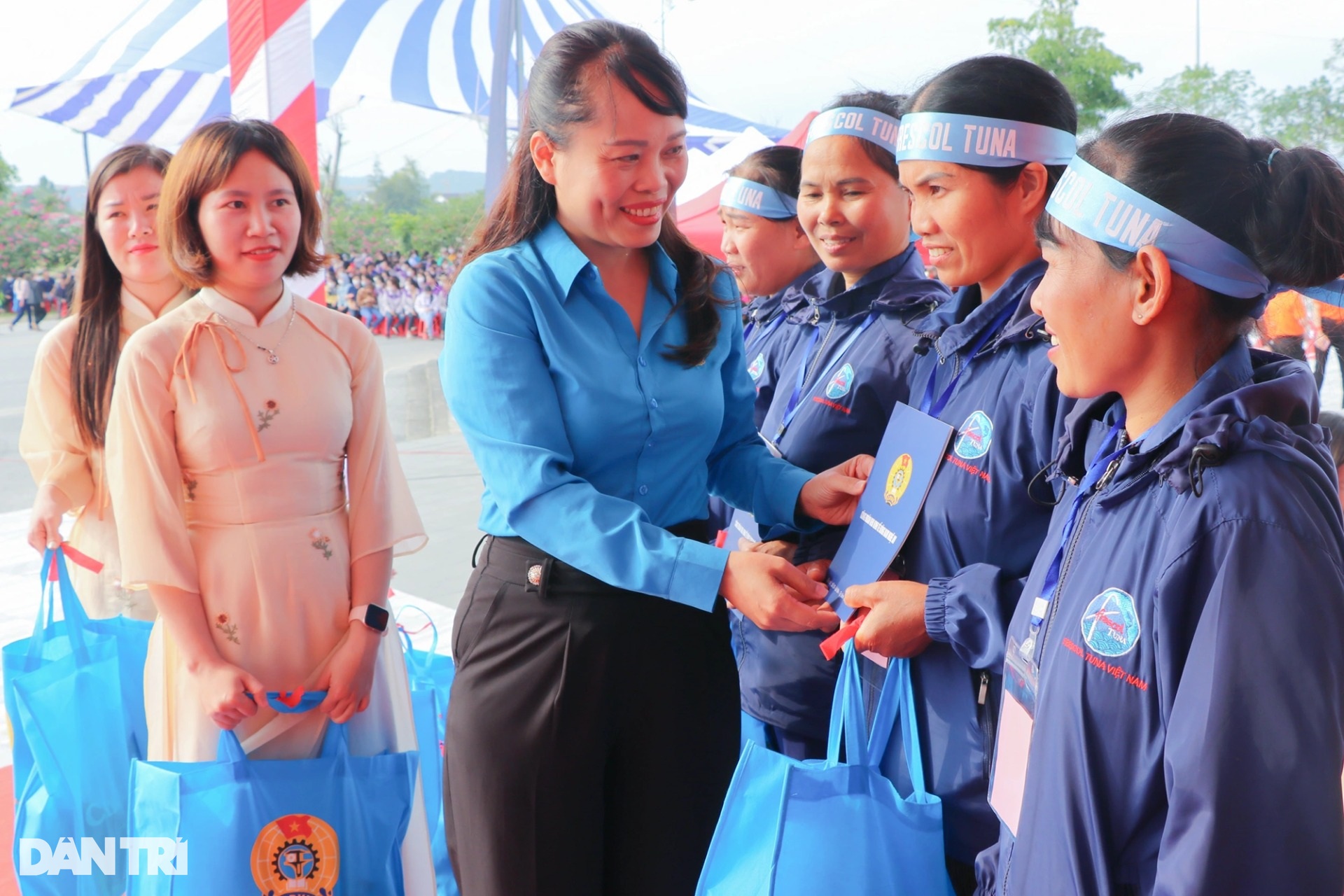 Hàng nghìn nam nữ công nhân quậy tưng bừng, bắt cá hai tay - 2