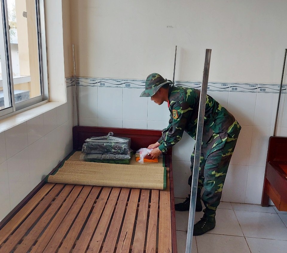 Đưa hơn 120 người về cách ly ở Trường Quân sự Quân khu 9 - 4 Đưa hơn 120 người về cách ly ở Trường Quân sự Quân khu 9 - 4