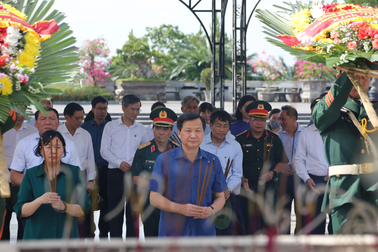 Phó Thủ tướng Lê Minh Khái viếng nghĩa trang liệt sĩ tại Quảng Trị