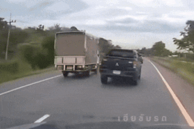 Nổi bật tuần qua: Xe bán tải bị lộn nhiều vòng vì phóng nhanh, vượt ẩu