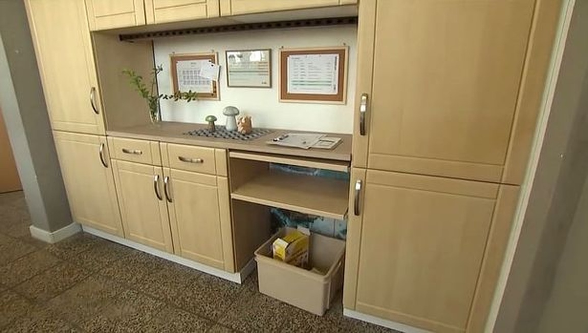 Mua tủ giá rẻ trên mạng, người đàn ông tìm thấy gần 4 tỷ đồng bí ẩn - 1 Mua tủ giá rẻ trên mạng, người đàn ông tìm thấy gần 4 tỷ đồng bí ẩn - 1