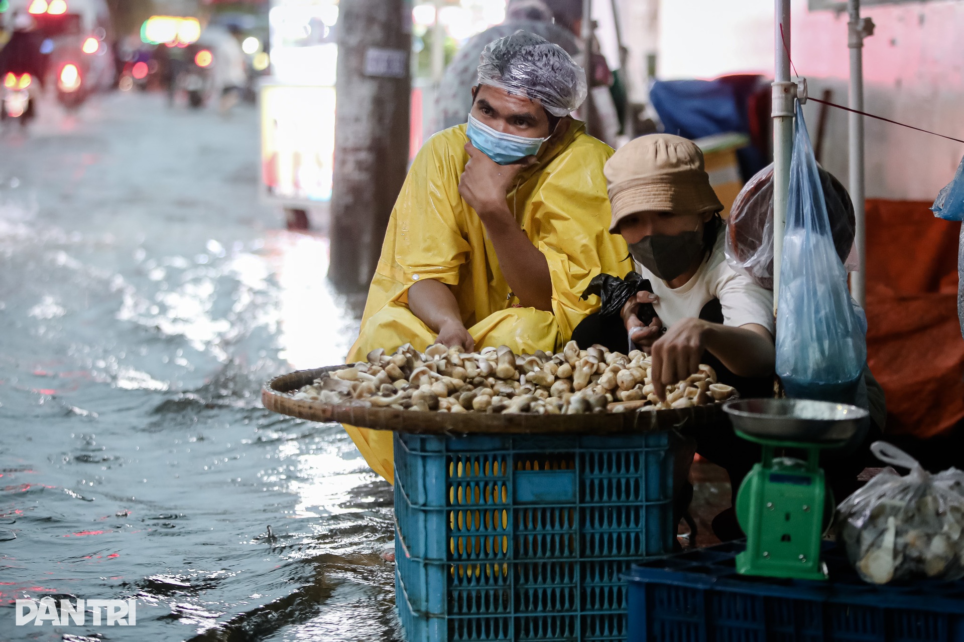 Nhiều người ngã sõng soài trên đường ngập nước ở TPHCM - 12