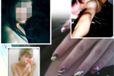 Con trai “khoe hàng” 