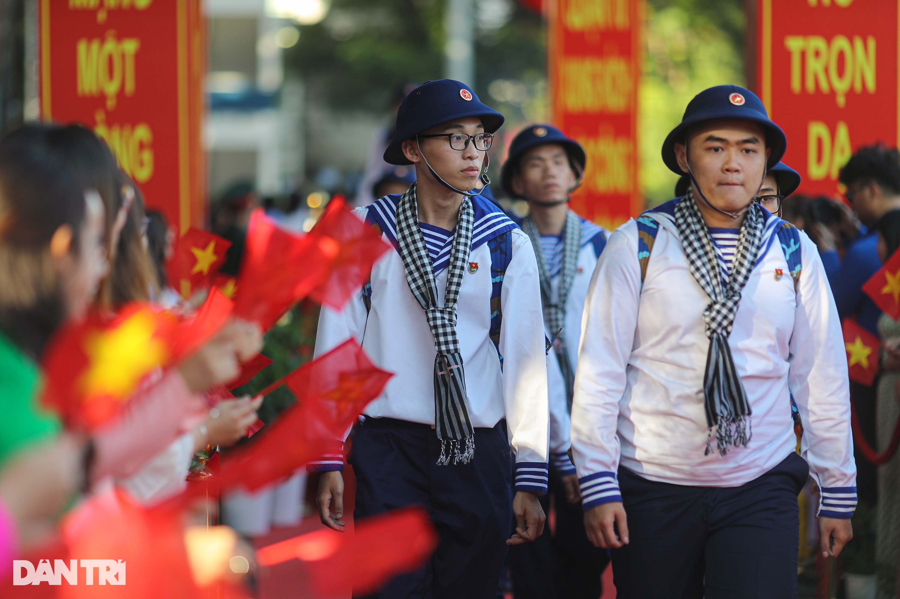 Những cái ôm, nụ hôn tạm biệt thanh niên ở TPHCM lên đường nhập ngũ - 8