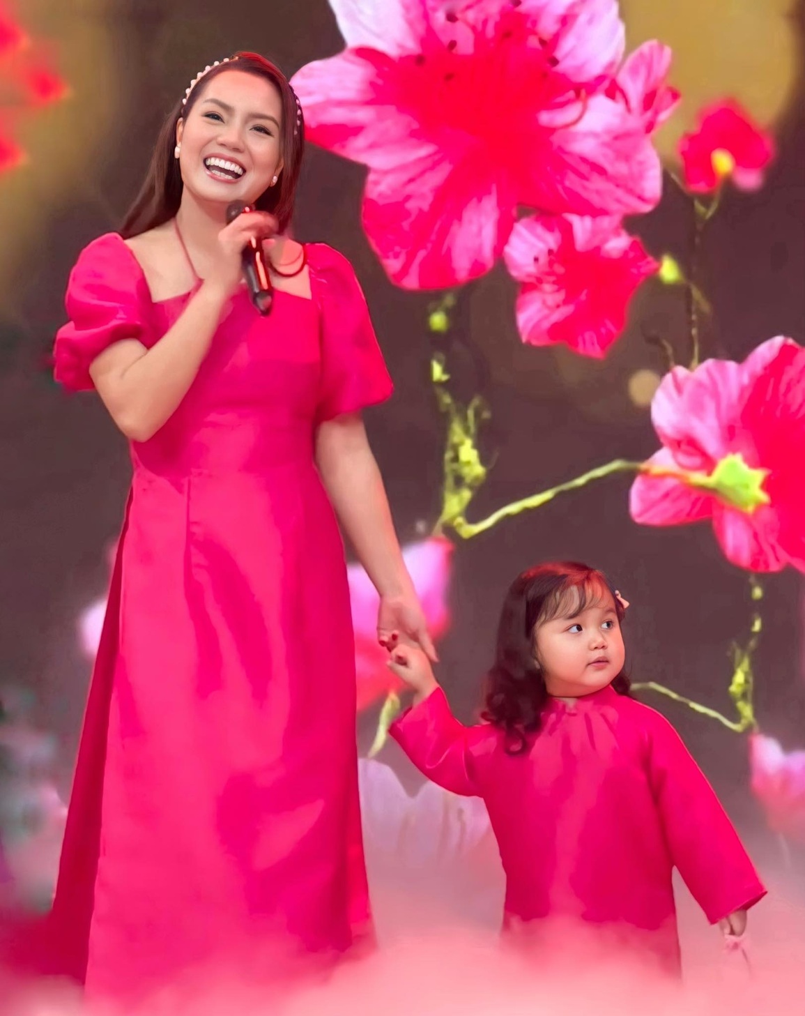 Ca sĩ Ngọc Anh đưa con gái lên sân khấu chương trình truyền hình Tết - 1 Ca sĩ Ngọc Anh đưa con gái lên sân khấu chương trình truyền hình Tết - 1