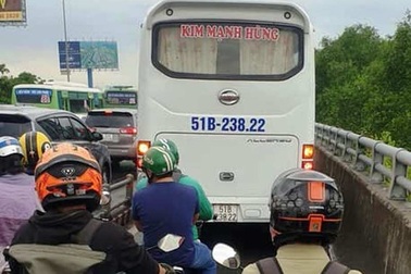 Ô tô chạy vào làn xe máy: CSGT thấy vi phạm nhưng không phạt được!