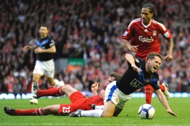 Ferguson lại hậm hực đổ lỗi cho trọng tài