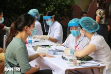 Người Hà Nội phấn khởi đi tiêm vắc xin khi Covid-19 diễn biến phức tạp