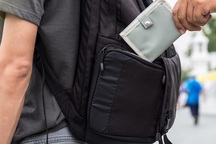 "Nữ đạo chích" xinh đẹp móc trộm ví tiền của du khách lọt vào ống kính máy ảnh