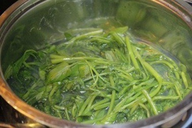 Cạn tình phu phụ, vợ đổ thuốc diệt cỏ vào nồi canh đầu độc chồng