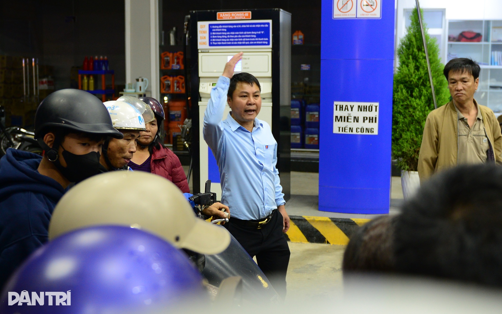 Lo thiếu nhiên liệu, người Đà Lạt đổ xô mua xăng giữa đêm - 7