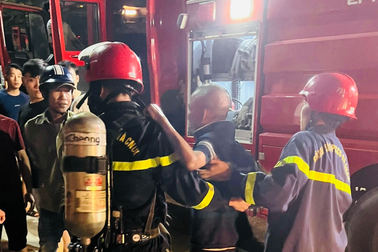 Cảnh sát giải cứu người đàn ông cố thủ bên trong ngôi nhà đang cháy