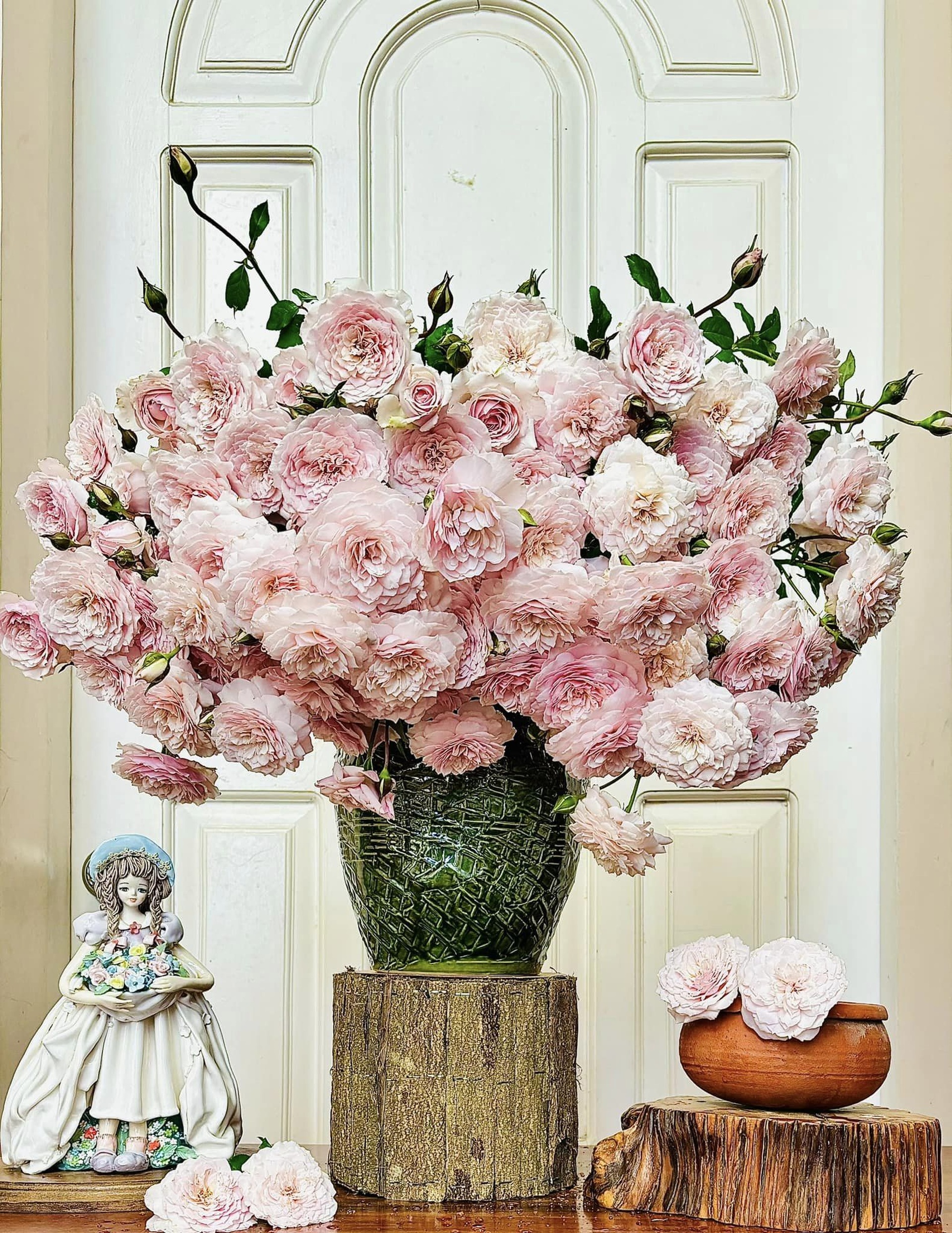 Người phụ nữ Hải Phòng chi trăm triệu cắm loạt bình hoa khổng lồ gây sốt - 7 Người phụ nữ Hải Phòng chi trăm triệu cắm loạt bình hoa khổng lồ gây sốt - 7