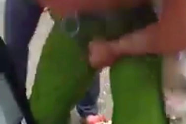 Một phụ nữ bóp “chỗ hiểm” của công an vì nghĩ chồng sắp bị bắt