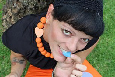 Kỳ lạ người phụ nữ nghiện ăn miếng bọt biển