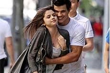 Selena Gomez cực sexy khi đi chơi đêm cùng ​​“người sói” Taylor Lautner?