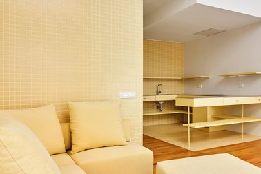 Căn hộ tối tăm biến đổi kì diệu đẹp như nhà mẫu với màu sơn vàng