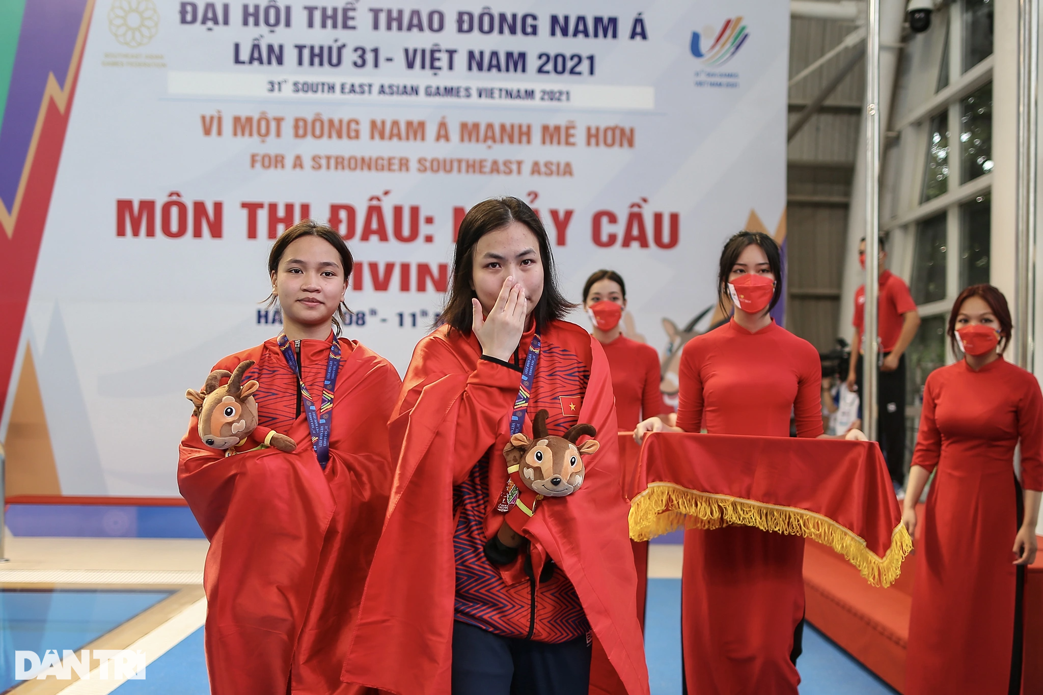 Khoảnh khắc VĐV Phương Mai òa khóc sau khi giành HCB môn nhảy cầu - 13 Khoảnh khắc VĐV Phương Mai òa khóc sau khi giành HCB môn nhảy cầu - 13