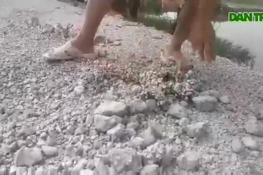 Người dân bức xúc phản ánh công trình kém chất lượng.